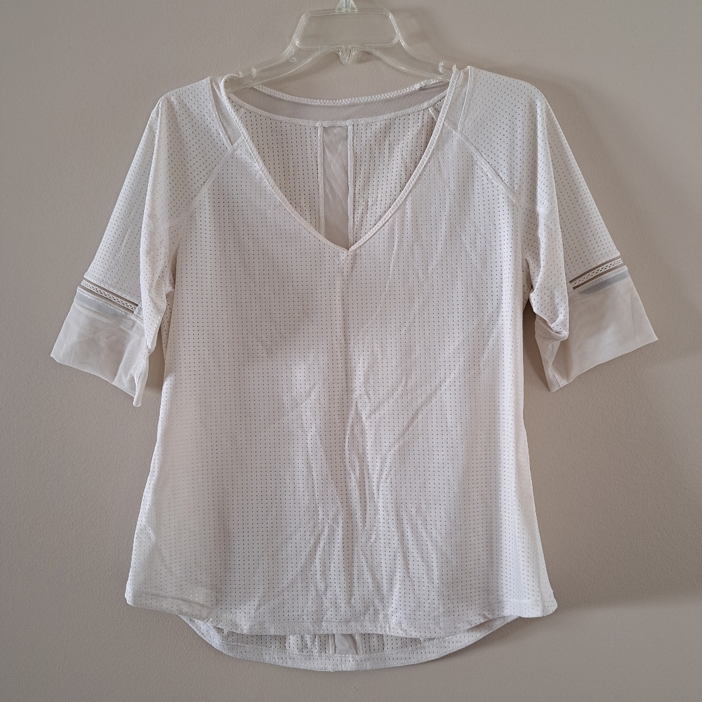EUC Lululemon tee luxstreme with holes